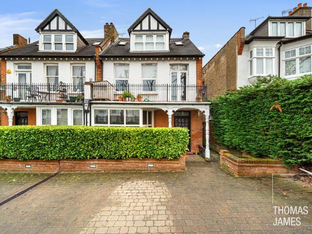 Flat for sale in Southgate, Greater London