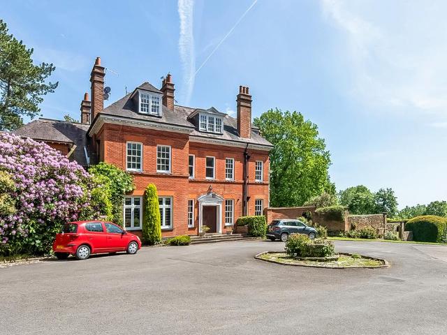 Flat for sale in Hillview, Surrey