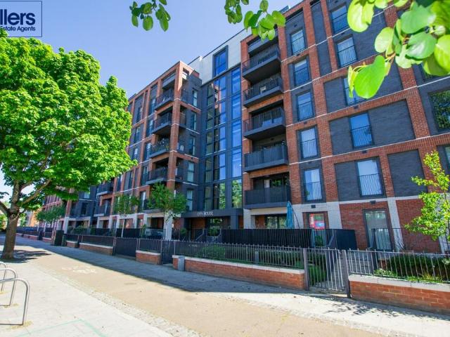 Flat for sale in Winchmore Hill, Edmonton