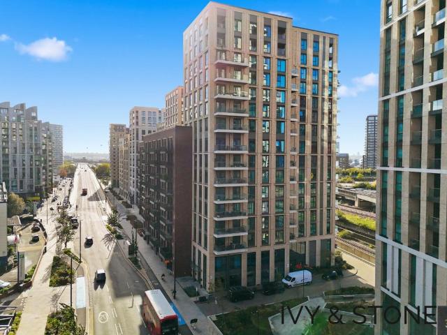 Flat for sale in Canning Town, Greater London