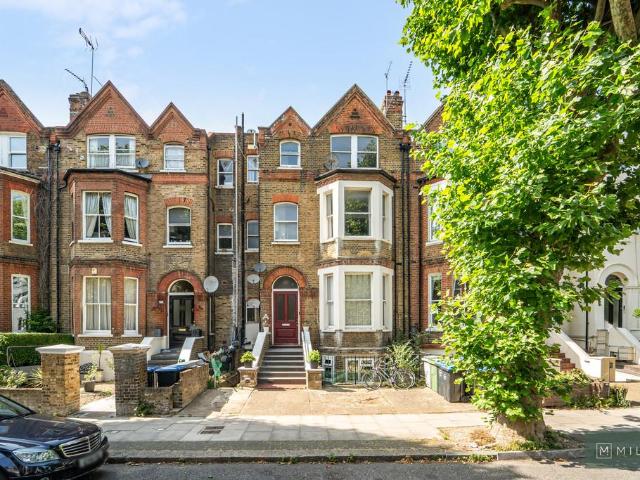 Flat for sale in Queen's Park, Greater London
