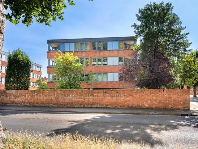 Flat for sale in Henley-on-Thames, Berrick Salome