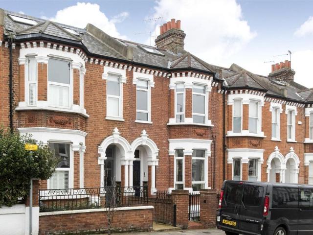 Flat for sale in Clapham Junction, Greater London