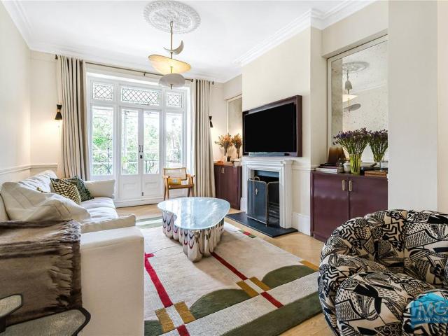 Flat for sale in Gospel Oak, Greater London