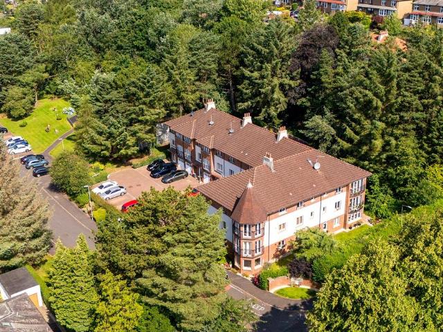 Flat for sale in Kelvindale, Scotland