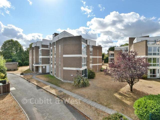 Flat for sale in Carshalton Beeches, Greater London