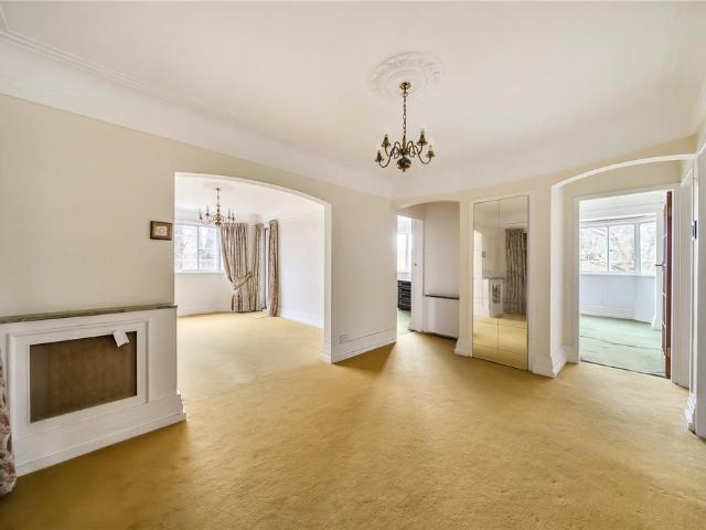Flat for sale in Hampton Wick, Greater London