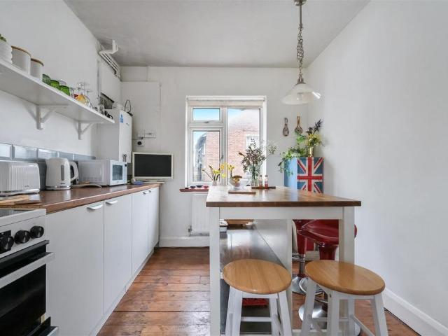 Flat for sale in Red Hill, Surrey