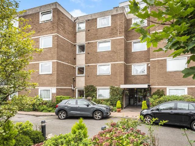 Flat for sale in London Borough of Ealing, Park Royal