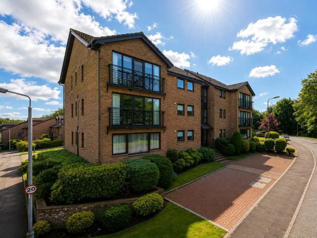 Flat for sale in Bearsden, Scotland