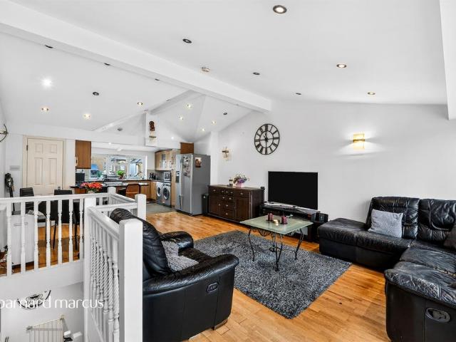Flat for sale in Clapham Junction, Greater London