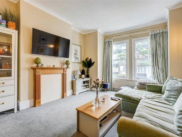Flat for sale in Clapham Junction, Greater London