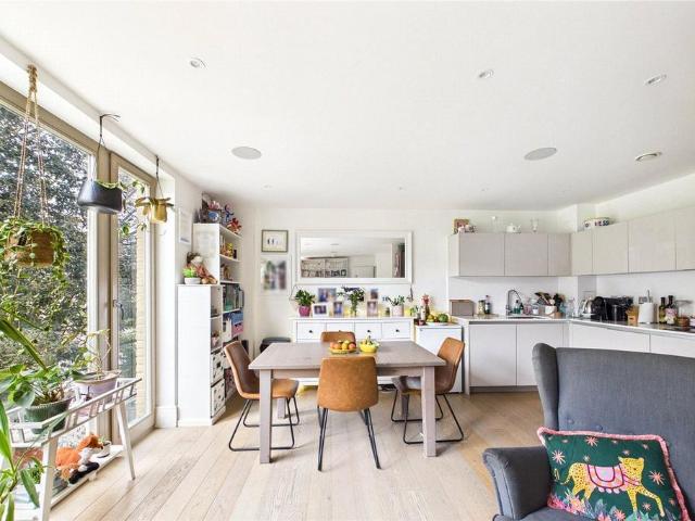 Flat for sale in West Dulwich, Greater London