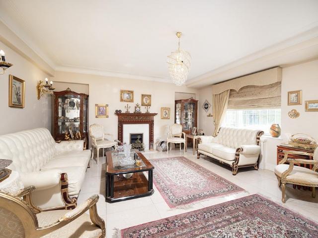 Flat for sale in St. John's Wood, Greater London