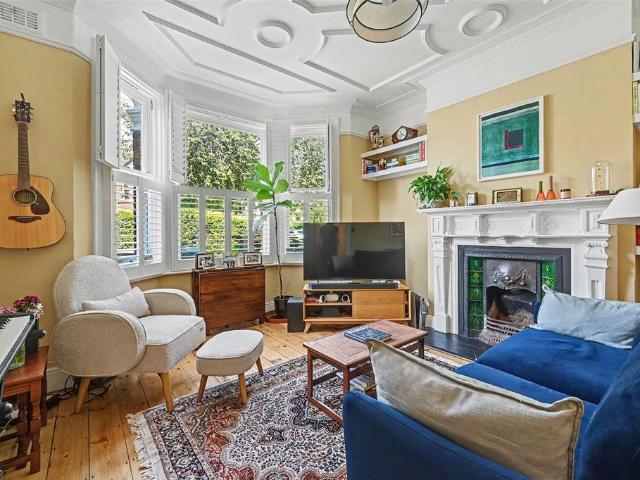 Flat for sale in Harlesden, Greater London