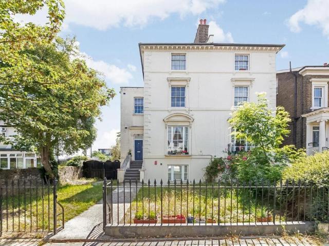 Flat for sale in London Borough of Lewisham, Forest Hill