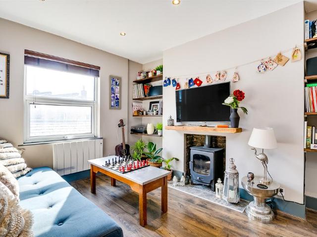 Flat for sale in Earl's Court, Greater London