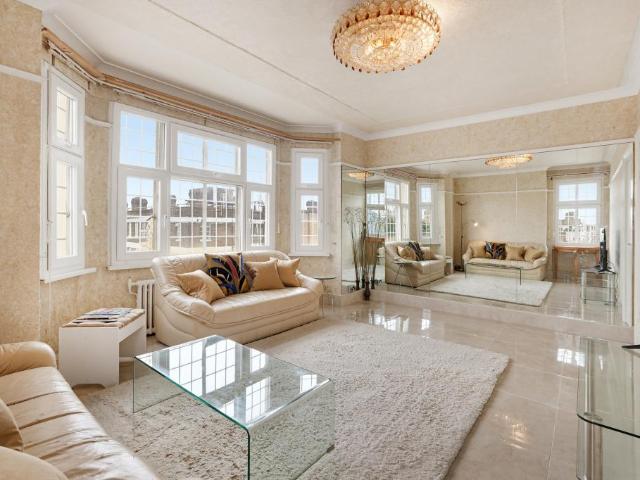 Flat for sale in Chelsea, Greater London