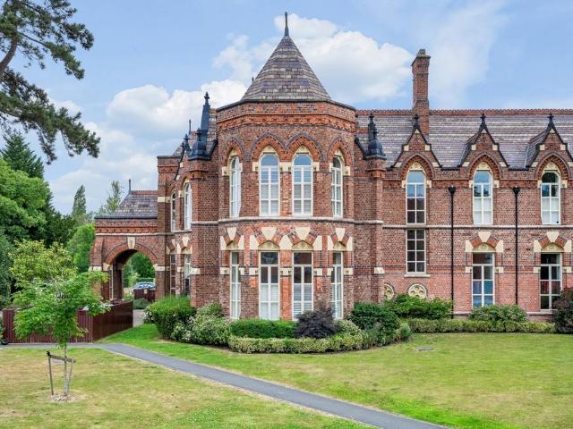 Flat for sale in Gatley, Greater Manchester