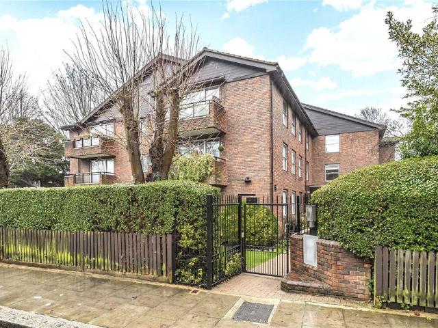 Flat for sale in Little Stanmore, Greater London