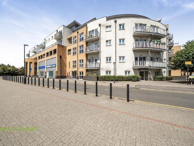 Flat for sale in London Borough of Croydon, Waddon