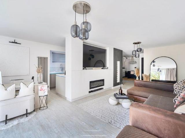 Flat for sale in Hillview, Surrey