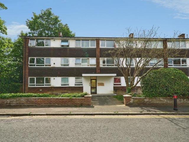 Flat for sale in North Watford, Hertfordshire