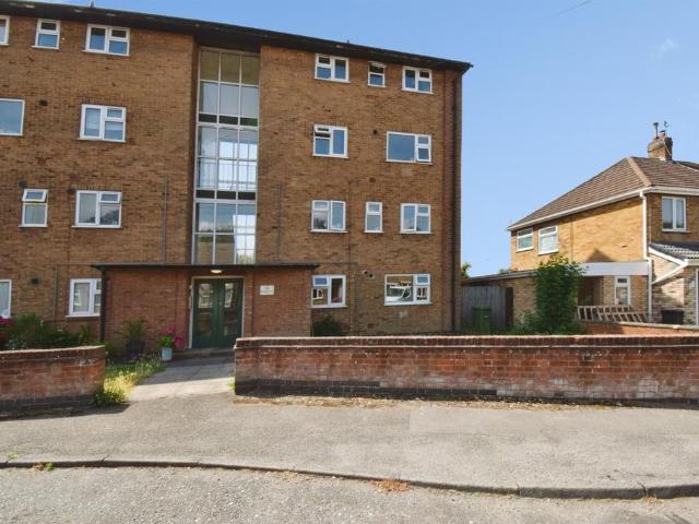 Flat for sale in Oadby, Leicestershire