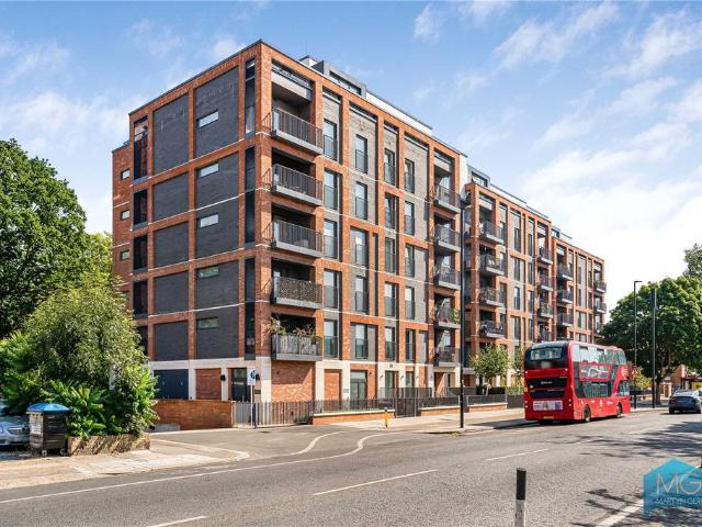 Flat for sale in Winchmore Hill, Edmonton