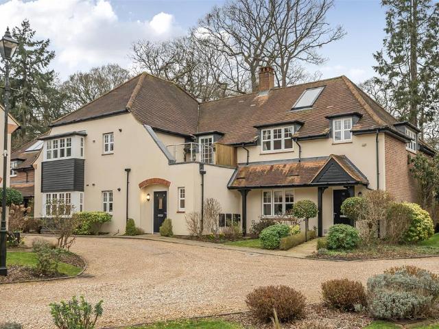 Flat for sale in Westborough, Surrey