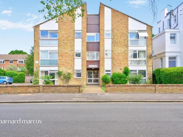 Flat for sale in Surbiton, Greater London