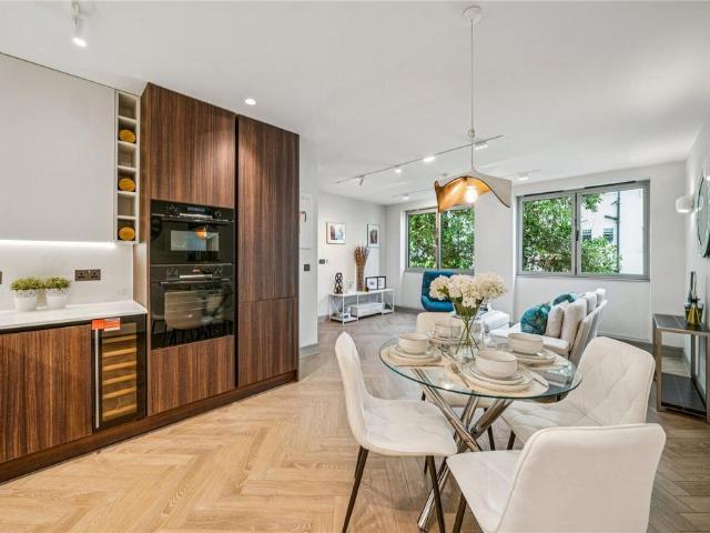 Flat for sale in Balham, Greater London
