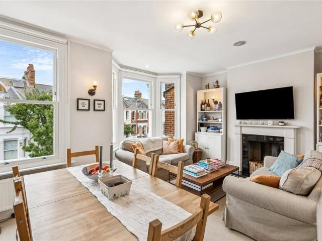 Flat for sale in Clapham Junction, Cat Hill