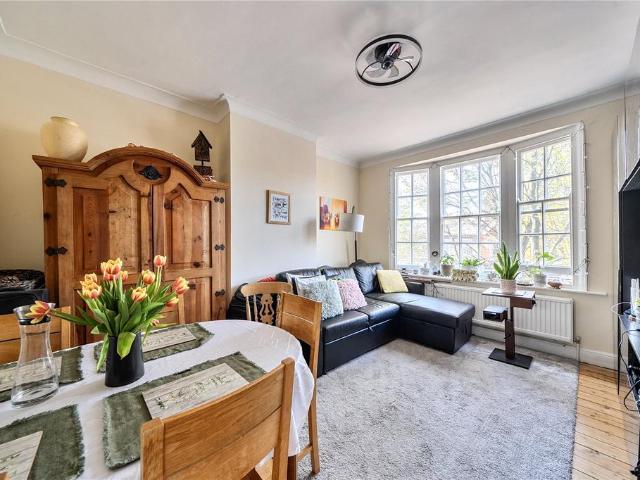 Flat for sale in London Borough of Ealing, Perivale
