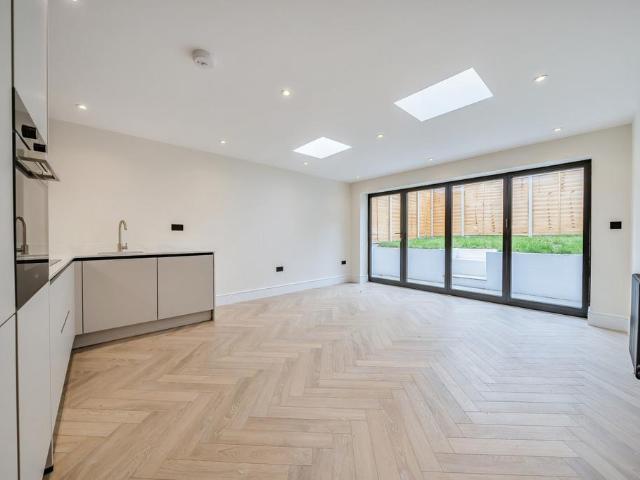 Flat for sale in London Borough of Lewisham, Cat Hill