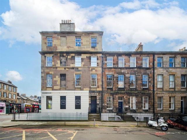 Flat for sale in Newington, Scotland