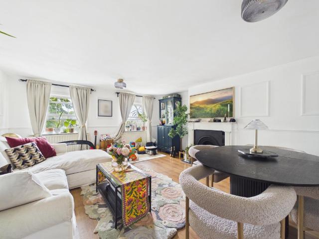 Flat for sale in Charlton, Greater London