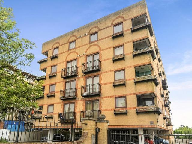 Flat for sale in Southcourt, Aylesbury