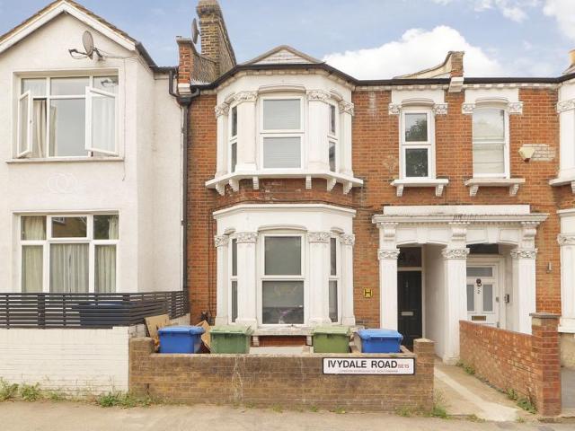 Flat for sale in Nunhead, Greater London