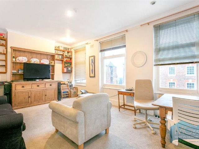 Flat for sale in Muswell Hill, Greater London