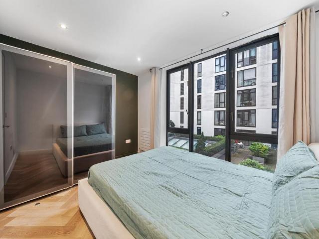 Flat for sale in Hoxton, Greater London