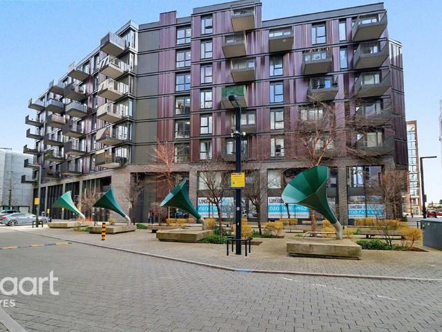 Flat for sale in Hayes, Greater London