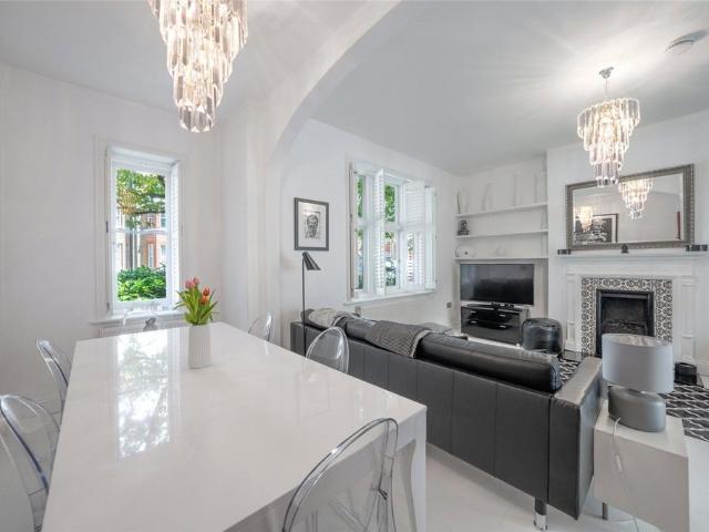 Flat for sale in Maida Vale, Greater London