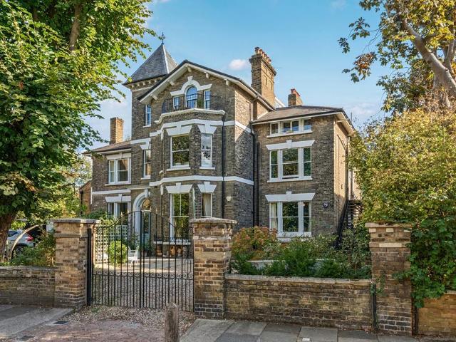 Flat for sale in Blackheath Royal Standard, Greater London