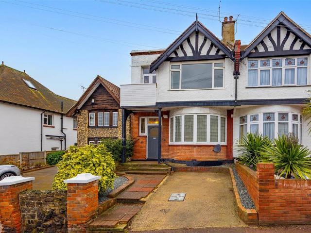 Flat for sale in Alton Barnes, Essex