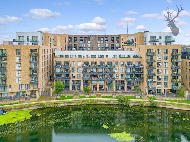Flat for sale in Bromley-by-Bow, Bow