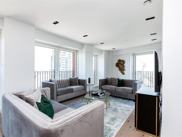 Flat for sale in Vauxhall, Greater London
