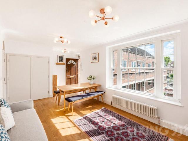Flat for sale in St. John's Wood, Greater London