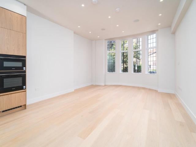 Flat for sale in London Borough of Islington, Greater London