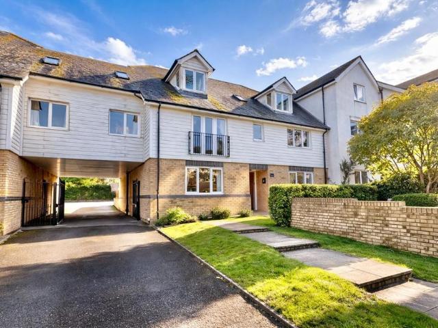 Flat for sale in Acol, Kent